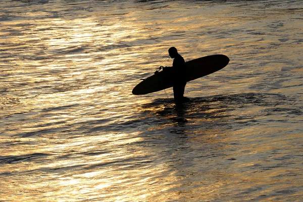 Surfers on the beach — Stock Photo, Image