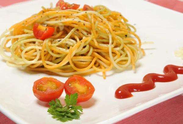 Spaghetti mit Tomaten und Gewürzen in Olivenöl — Stockfoto