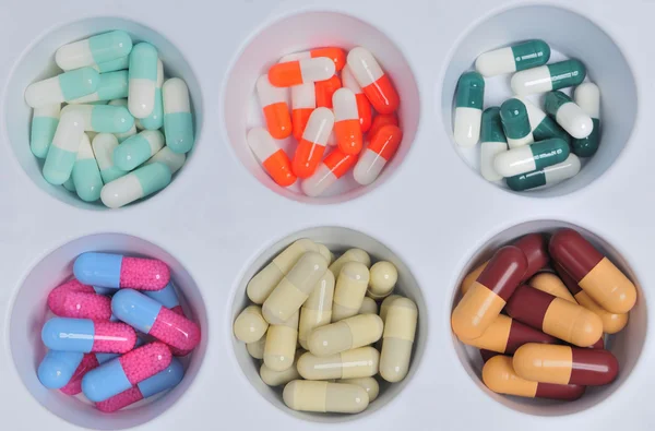 Pillole e capsule colorate — Foto Stock