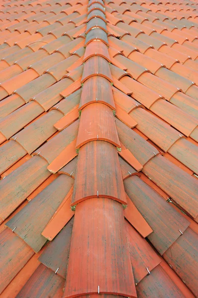 Detalhe das telhas e montagem de canto em um telhado — Fotografia de Stock