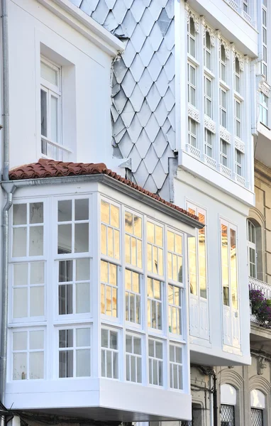 Fachada con ventanas blancas —  Fotos de Stock