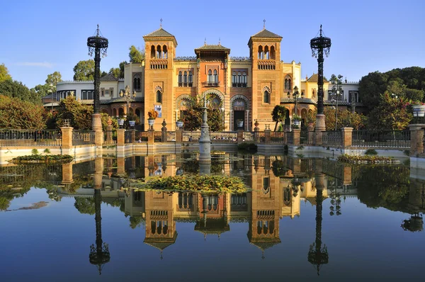 Павильон Мудехара в парке Марии Луизы в Севилье — стоковое фото
