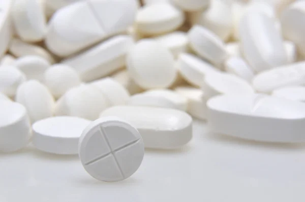 Heap of white round medicine tablets — Stock Photo, Image