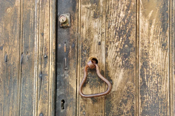 Oude houten deur in horizontaal met ijzeren ring — Stockfoto