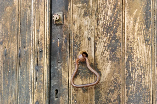 Puerta de madera vieja en horizontal con anillo de hierro — Foto de Stock