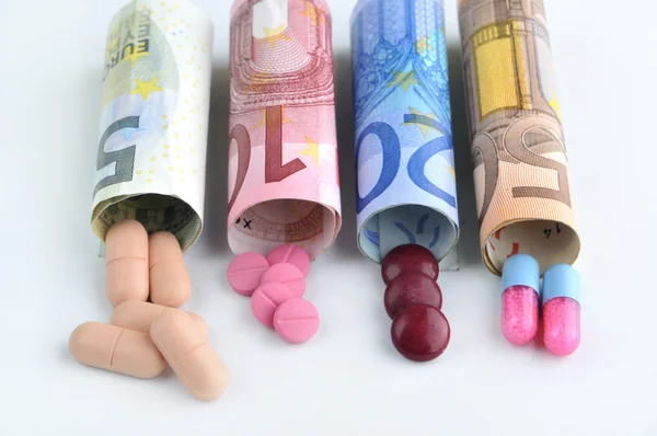 Медицинские таблетки в банкнотах евро — стоковое фото