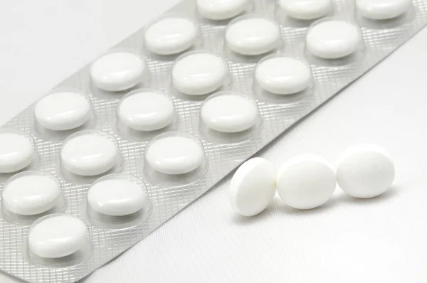 Eczane arka plan, beyaz ilaç tabletleri yuvarlak yığını — Stok fotoğraf