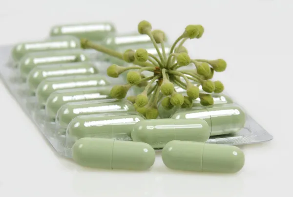 Drugs and medicines with natural plant extracts — Stock Photo, Image