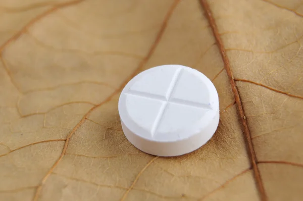 Heap de comprimidos redondos de medicamentos brancos — Fotografia de Stock