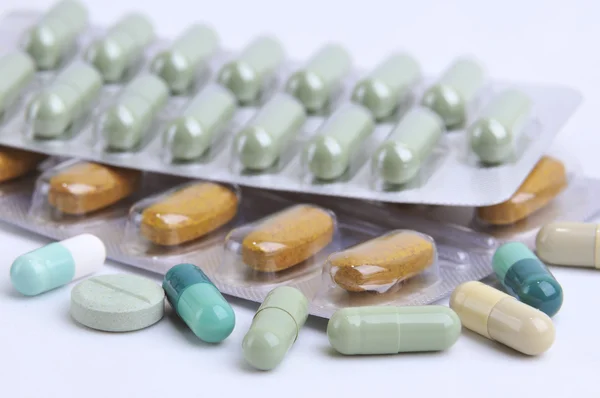 Surtido de pastillas y cápsulas —  Fotos de Stock