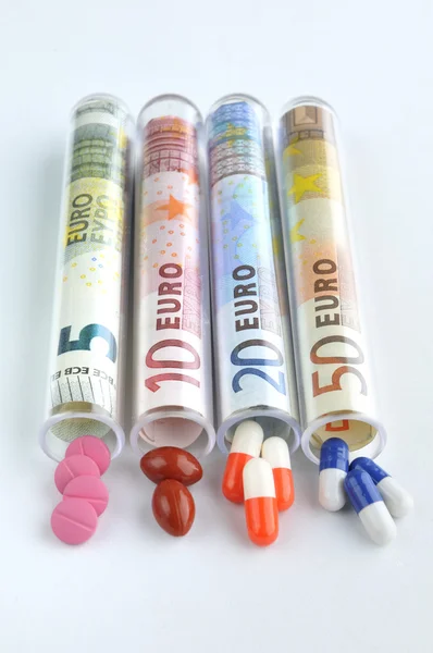 Pillole mediche nelle banconote in euro — Foto Stock