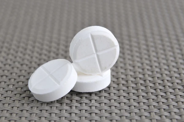 Tumpukan tablet putih bulat obat — Stok Foto
