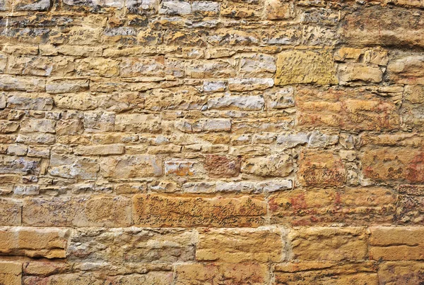 Muur van briks en ronde stenen — Stockfoto