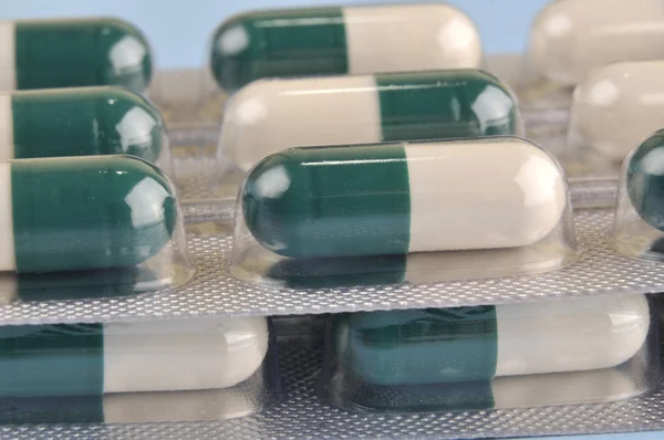 Sortiment av tabletter och kapslar i blister — Stockfoto