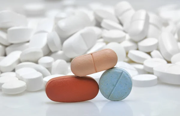 Assortiment de pilules et capsules — Photo