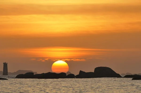 Tramonto arancione in spiaggia — Foto Stock