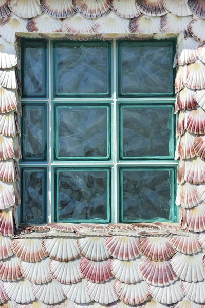 Scallopes wall and window surface — Stock Photo, Image