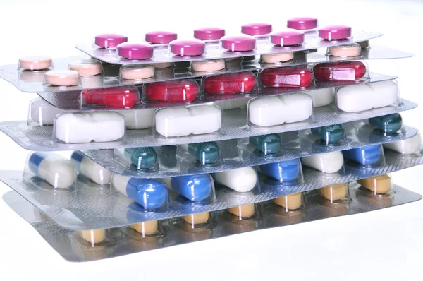 Assortiment de pilules et capsules en plaquette thermoformée — Photo
