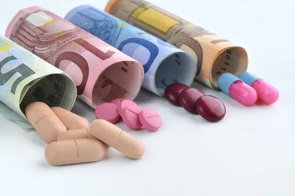 Pillole mediche nelle banconote in euro — Foto Stock
