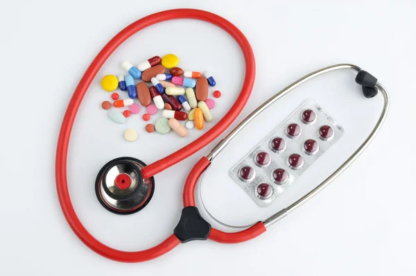 Médicos Estetoscopio con pastillas y tabletas tratamiento —  Fotos de Stock