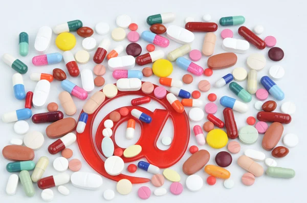Tabletki z symbolem e-mail — Zdjęcie stockowe