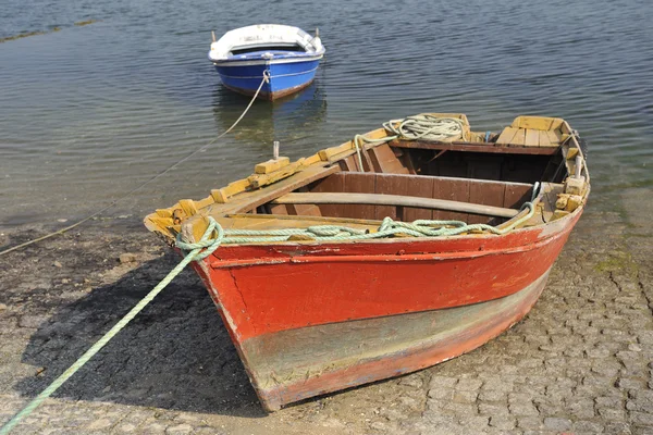 Wooden perahu berwarna di pelabuhan — Stok Foto