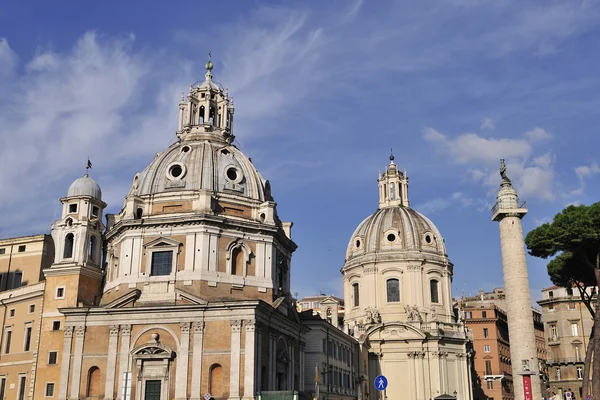 Dettaglio esterno monumento vittoriano e cupole della chiesa — Foto Stock