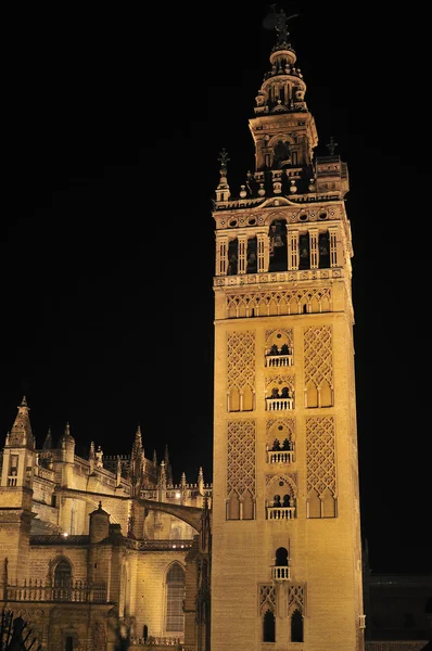 O monumento Giralda em vista noturna — Fotografia de Stock