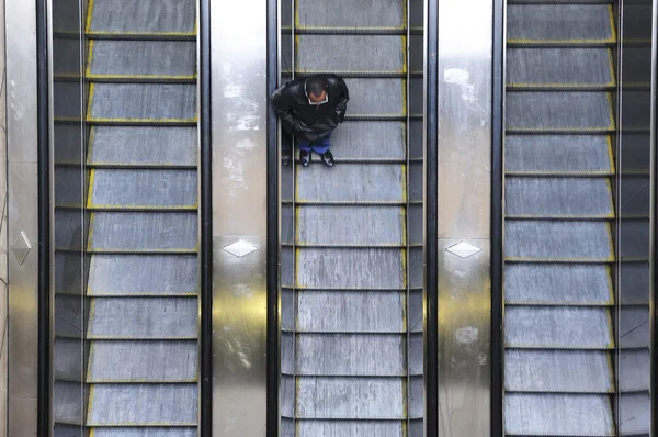 Escada rolante em metrô — Fotografia de Stock