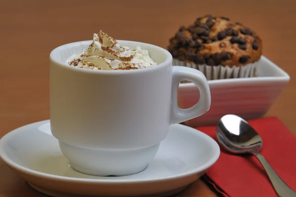 Café vienense com canela e muffins de chocolate — Fotografia de Stock
