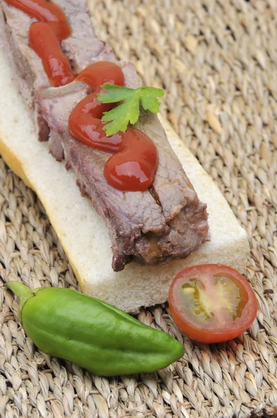 Sanduíche de bife com pimenta e tomate — Fotografia de Stock