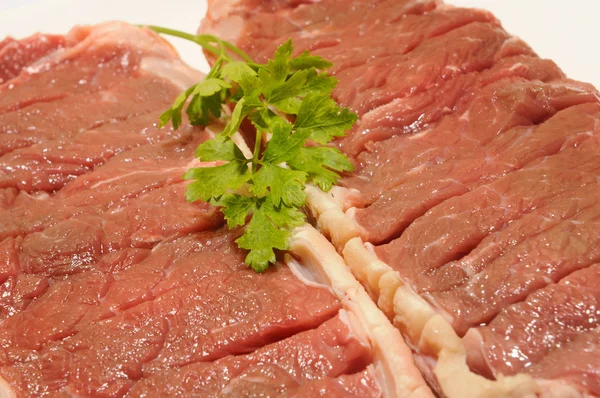 Rundvlees biefstuk rauwe entrecot met peterselie — Stockfoto