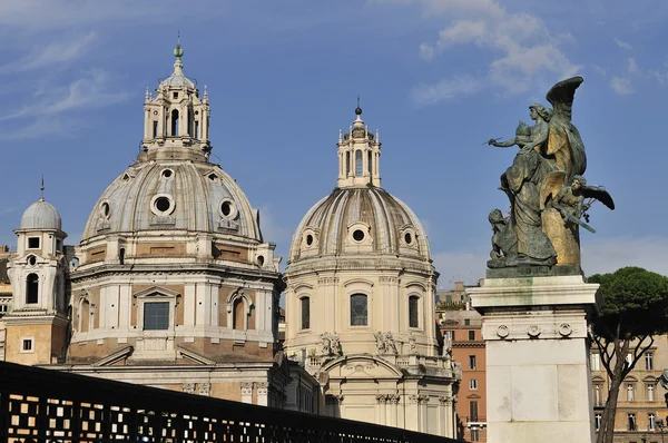 Dettaglio esterno monumento vittoriano e cupole della chiesa — Foto Stock