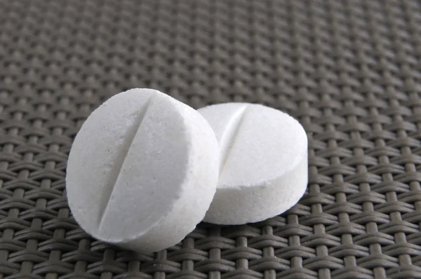 Haufen weißer, runder Medikamententabletten — Stockfoto