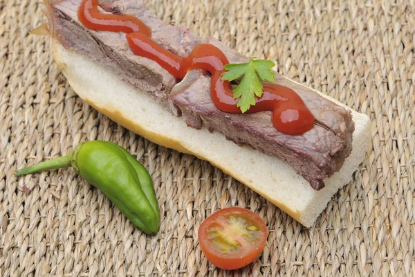 Sanduíche de bife com pimenta e tomate — Fotografia de Stock