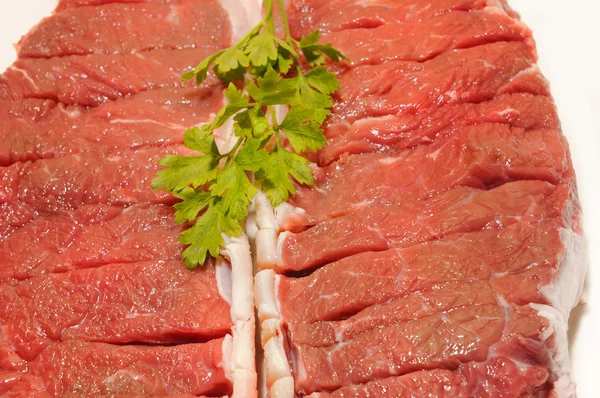 Wołowina stek entrecot surowców z natką pietruszki — Zdjęcie stockowe