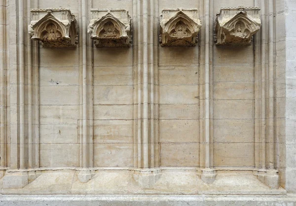 Façade de la cathédrale d'ornement en blanc — Stockfoto