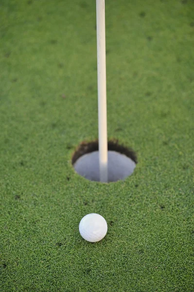 Buraco de golfe com bola — Fotografia de Stock