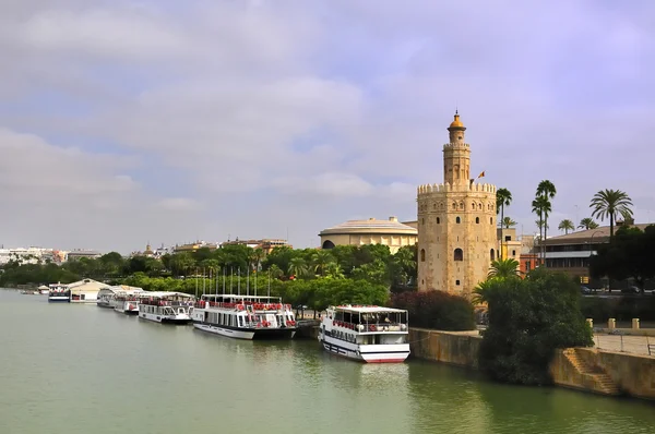 Arany torony emlékmű, és a guadalquivir folyó — Stock Fotó