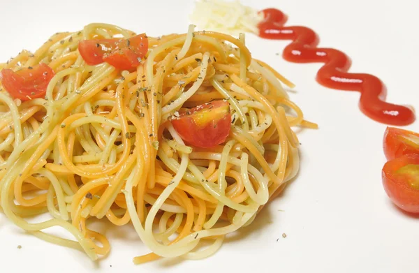 Spagetti, paradicsommal és fűszerekkel — Stock Fotó