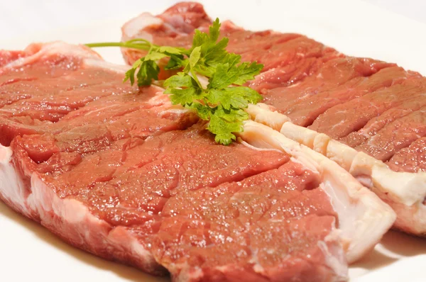 Bife de carne crua entrecot com salsa — Fotografia de Stock