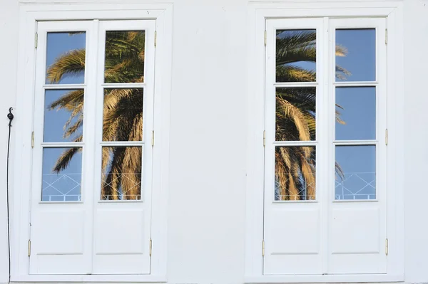 Façade antique avec fenêtres blanches en bois — Photo