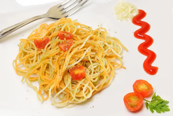 Spaghetti med tomat och kryddor — Stockfoto
