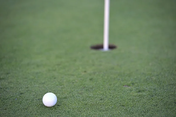 Golfloch mit Ball — Stockfoto