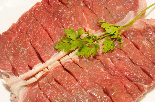 Bistecca di manzo cruda entrecot con prezzemolo — Foto Stock