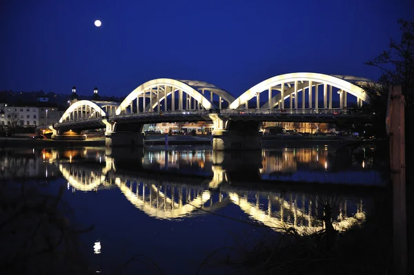 Natt syn på järn bron över floden — Stockfoto