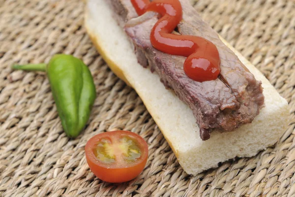 Steak sandwich with pepper and tomato — Stock Photo, Image