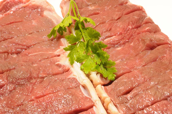 Bife de carne crua entrecot com salsa — Fotografia de Stock