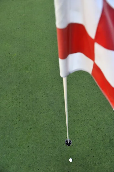 Otwór golfowy z piłką — Zdjęcie stockowe