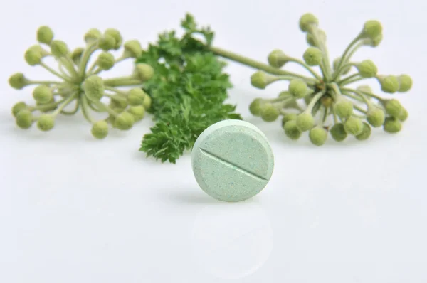 Medicamentos e medicamentos com extratos vegetais naturais — Fotografia de Stock